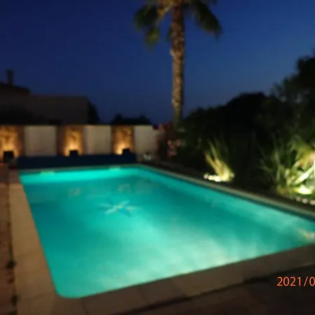 Les Fruitiers Bed & Breakfast *