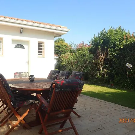 Les Fruitiers Bed & Breakfast *
